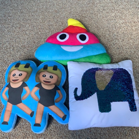 Pillows BUNDLE!! - Picture 1 of 3